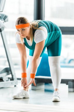 kilolu kadın fitness mat içinde jimnastik salonu yakınındaki germe odaklı