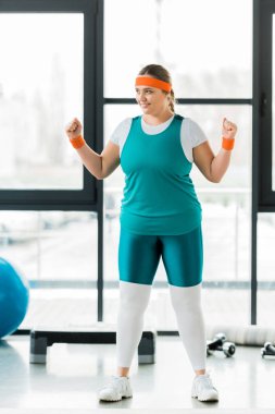 spor salonunda eğitim gülümseyen kilolu kadın