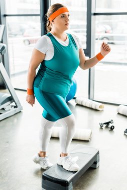 artı boyutu kız fitness yakınındaki adım platformda egzersiz Spor paspaslar