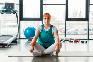 artı boyutu kız fitness mat Spor donatımı çapraz ayaklı yakın oturan odaklı
