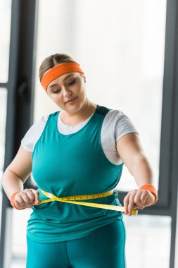 artı boyutu kız bant bel spor salonunda ölçme ölçme
