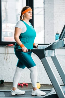 kilolu kız workouting spor salonunda koşu bandı üzerinde duruldu