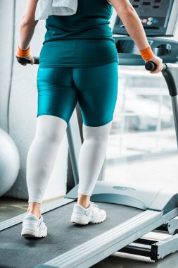 görünümünü artı boyutu kadın spor salonunda treadmill egzersiz kırpılmış