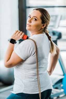 ip atlama spor salonunda tutan güzel artı boyutu kadın
