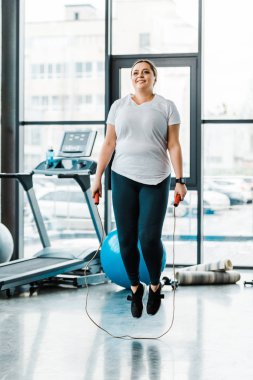 neşeli artı boyutu kadın ile atlama ipi spor salonunda egzersiz