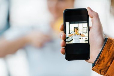 kilolu kadın smartphone ile fotoğraf çekici adam görünümünü kırpılmış
