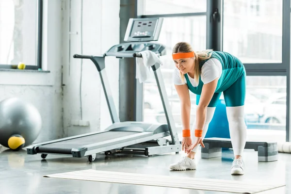 Obézní Žena Táhnoucí Poblíž Fitness Mat Běžecký Pás Tělocvičně — Stock fotografie