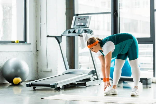 Μέγεθος Γυναίκα Απλώνεται Κοντά Διάδρομο Στο Γυμναστήριο Και Fitness Mat — Φωτογραφία Αρχείου