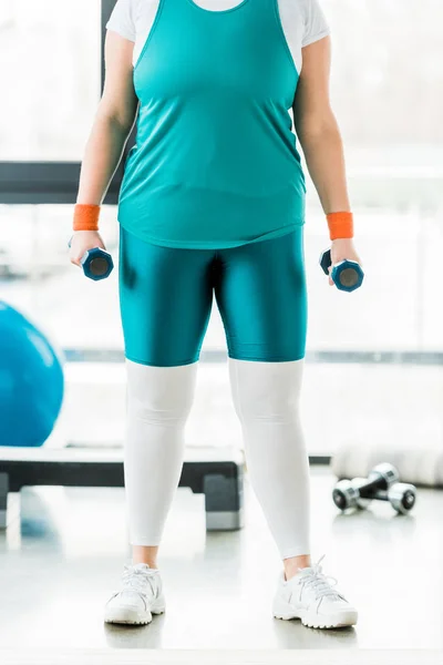 Vista Recortada Mujer Con Sobrepeso Haciendo Ejercicio Ropa Deportiva Con —  Fotos de Stock