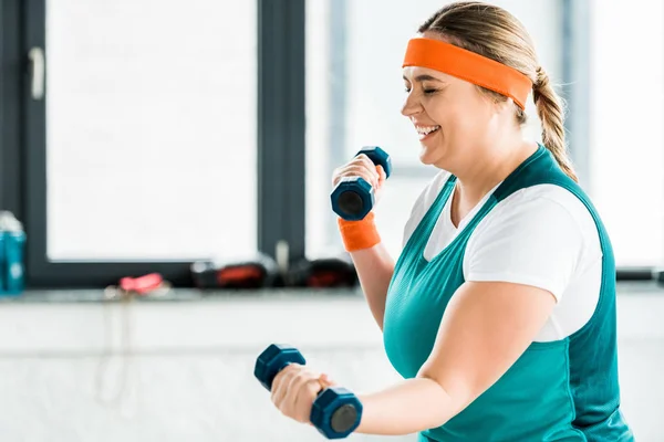 Femme Taille Exercice Avec Haltères Rire Dans Salle Gym — Photo