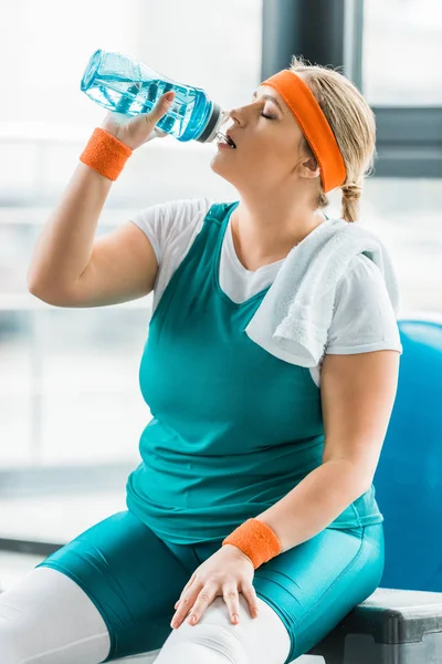 Kelelahan Ditambah Gadis Ukuran Minum Air Dari Botol Dengan Mata — Stok Foto