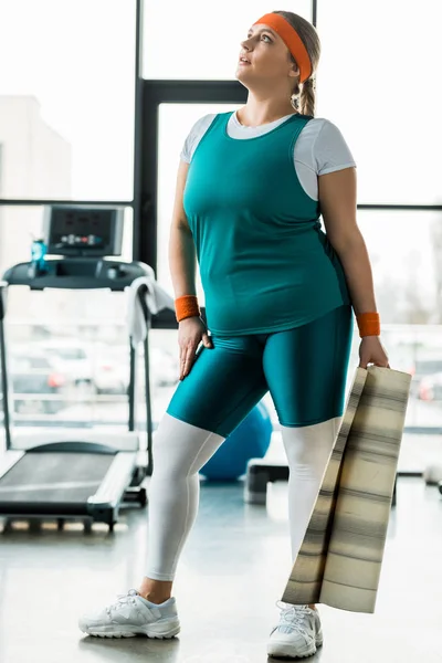 Atraktivní Obézní Žena Držící Fitness Mat Tělocvičně — Stock fotografie
