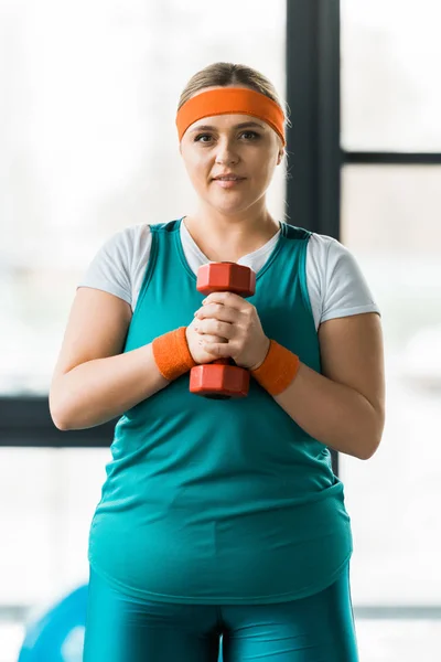 Atractiva Mujer Con Sobrepeso Sosteniendo Mancuerna Gimnasio — Foto de Stock