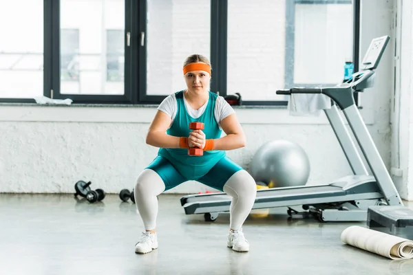 Confident Overweight Girl Squatting Dumbbell Gym — Stock Photo, Image