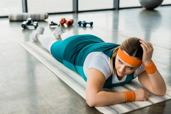 Utmattad Överviktig Tjej Ligga Fitness Matta Gymmet — Stockfoto