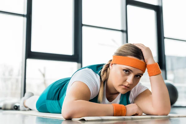 Triste Chica Con Sobrepeso Acostado Alfombra Fitness Gimnasio — Foto de Stock