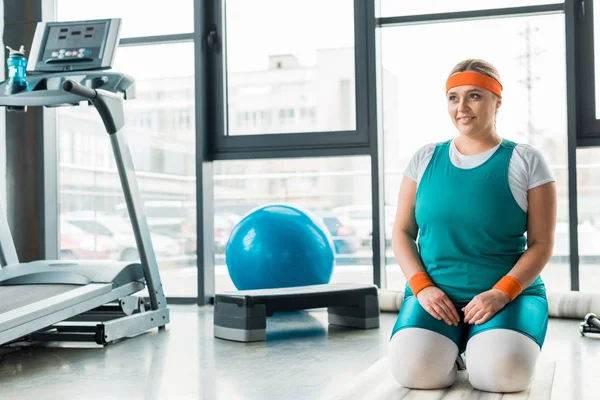 Happy Size Woman Sitting Fitness Mat Sport Equipment — Stock Photo, Image