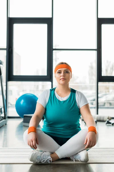 Confident Size Girl Sitting Fitness Mat Crossed Legs — Stock Photo, Image