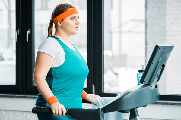 Attractive Overweight Girl Exercising Treadmill Gym — Stock Photo, Image