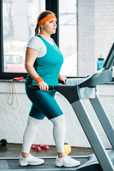 Concentrato Sovrappeso Ragazza Che Lavora Sul Tapis Roulant Palestra — Foto Stock