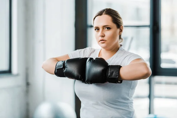 Confident Overweight Girl Standing Boxing Gloves While Practicing Kickboxing — Stock Photo, Image