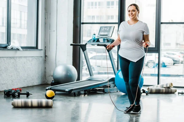 Glada Size Kvinna Som Står Med Hoppa Rep Gymmet — Stockfoto