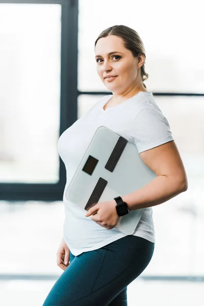 Alegre Mujer Con Sobrepeso Sonriendo Mientras Sostiene Escamas — Foto de Stock