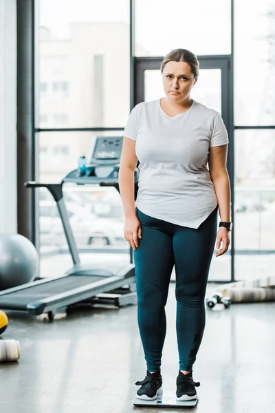 Upset Overweight Woman Standing Scales Gym — Stock Photo, Image