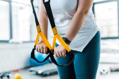 kırpılan görünümünü artı boyutu kız eğitim silah spor salonunda askı kayışları ile