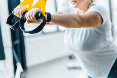 kırpılan görünümünü artı boyutu kadın eğitim silah spor salonunda askı kayışları ile