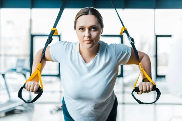 Concentrado Size Girl Braços Treinamento Com Tiras Suspensão Ginásio — Fotografia de Stock