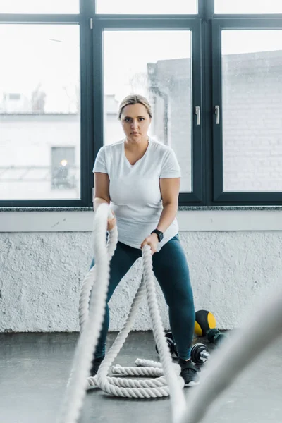 Concentrated Size Woman Training Battle Ropes Gym — Stock Photo, Image