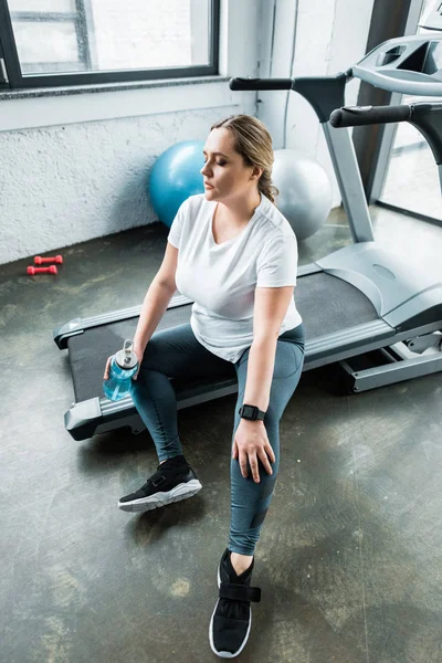 Overhead View Tired Size Woman Resting Closed Eyes Treadmill Holding — Stock Photo, Image