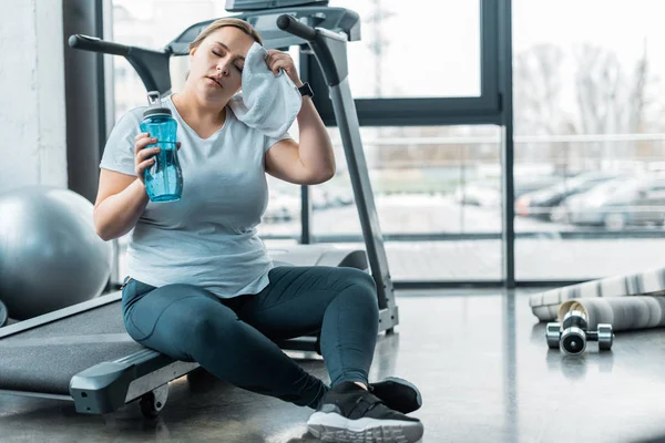Tired Size Woman Wiping Sweat Towel While Sitting Treadmill Holding — Stock Photo, Image