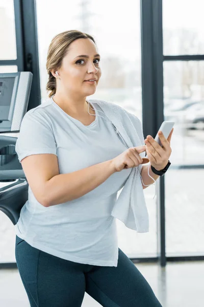 Happy Overweight Girl Earphones Holding Smartphone While Listening Music — Stock Photo, Image