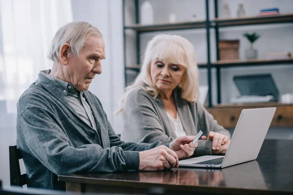 Pareja Ancianos Sentados Mesa Uso Ordenador Portátil Casa — Foto de Stock