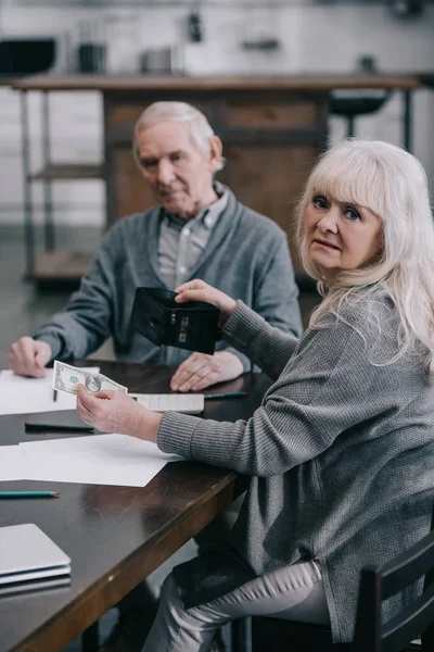 Senior Kvinna Håller Plånbok Och Pengar Och Tittar Kameran När — Stockfoto