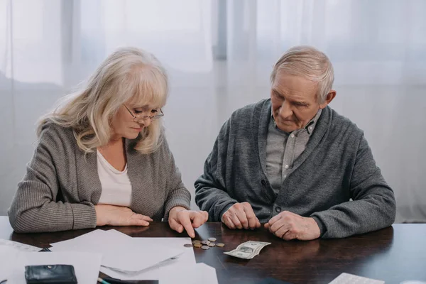 Pasangan Senior Duduk Meja Dengan Dokumen Sambil Menghitung Uang Rumah — Stok Foto