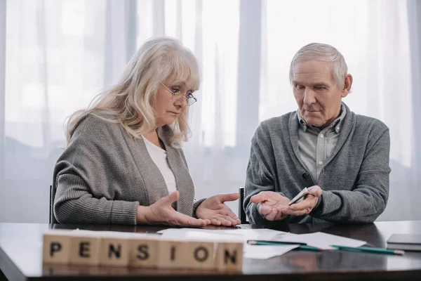 Seniorenpaar Tisch Mit Dem Wort Rente Aus Holzklötzen Vordergrund — Stockfoto