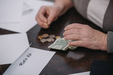 Zarf 'roth IRA' yazı ile yakın para sayma kadın çift kırpılmış görünümünü 