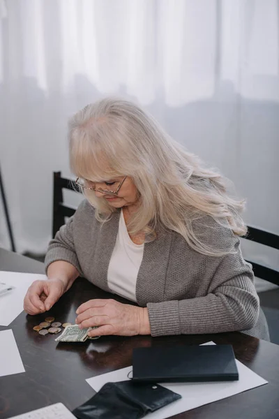 Kvinnlig Pensionär Glas Sitter Vid Bord Och Räknar Pengar Hemma — Stockfoto