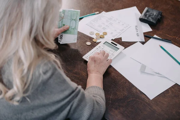 Back View Senior Woman Sitting Table Using Calculator Counting Money — Stock Photo, Image