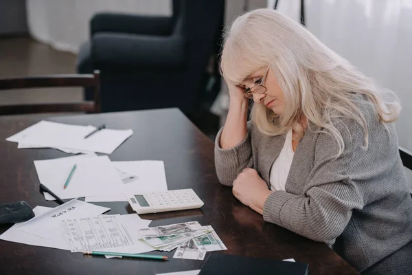 Mulher Sênior Triste Sentado Mesa Com Dinheiro Papelada Tendo Dor — Fotografia de Stock