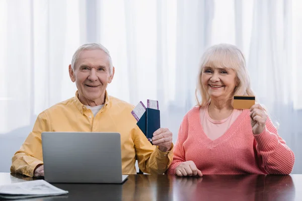 Senior Paar Met Vliegtickets Paspoorten Creditcard Siiting Aan Tafel Met — Stockfoto