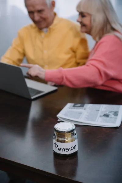 Selectieve Aandacht Van Glazen Pot Met Pensioen Belettering Senior Paar — Stockfoto