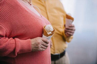 üst düzey çift dondurma koni tutan görünümünü kırpılmış