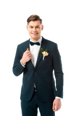siyah elbiseli beyaz izole kamera bakarak mutlu yakışıklı damat
