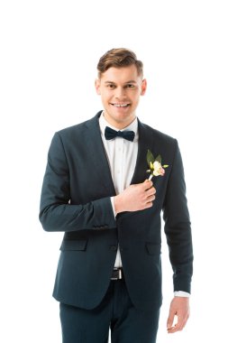siyah elbiseli beyaz izole kamera bakarak mutlu yakışıklı damat