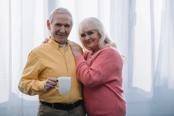 Donna Anziana Sorridente Con Capelli Grigi Guardando Fotocamera Abbracciando Uomo — Foto Stock