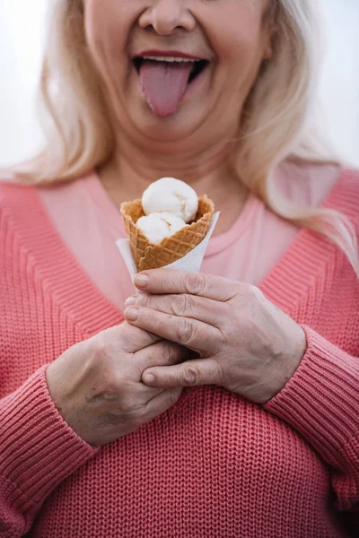 Обрезанный Вид Пожилой Женщины Высовывая Язык Держа Мороженое Конус — стоковое фото